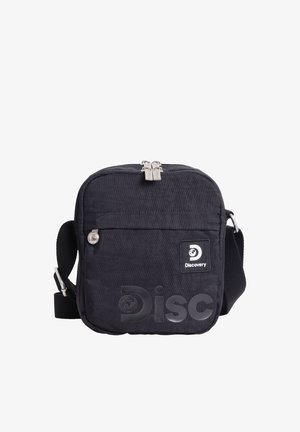 Schwarze quadratische Umhängetasche mit Reißverschlussfach vorne, verstellbarem Riemen und "Discovery"-Logo auf der Vorderseite.