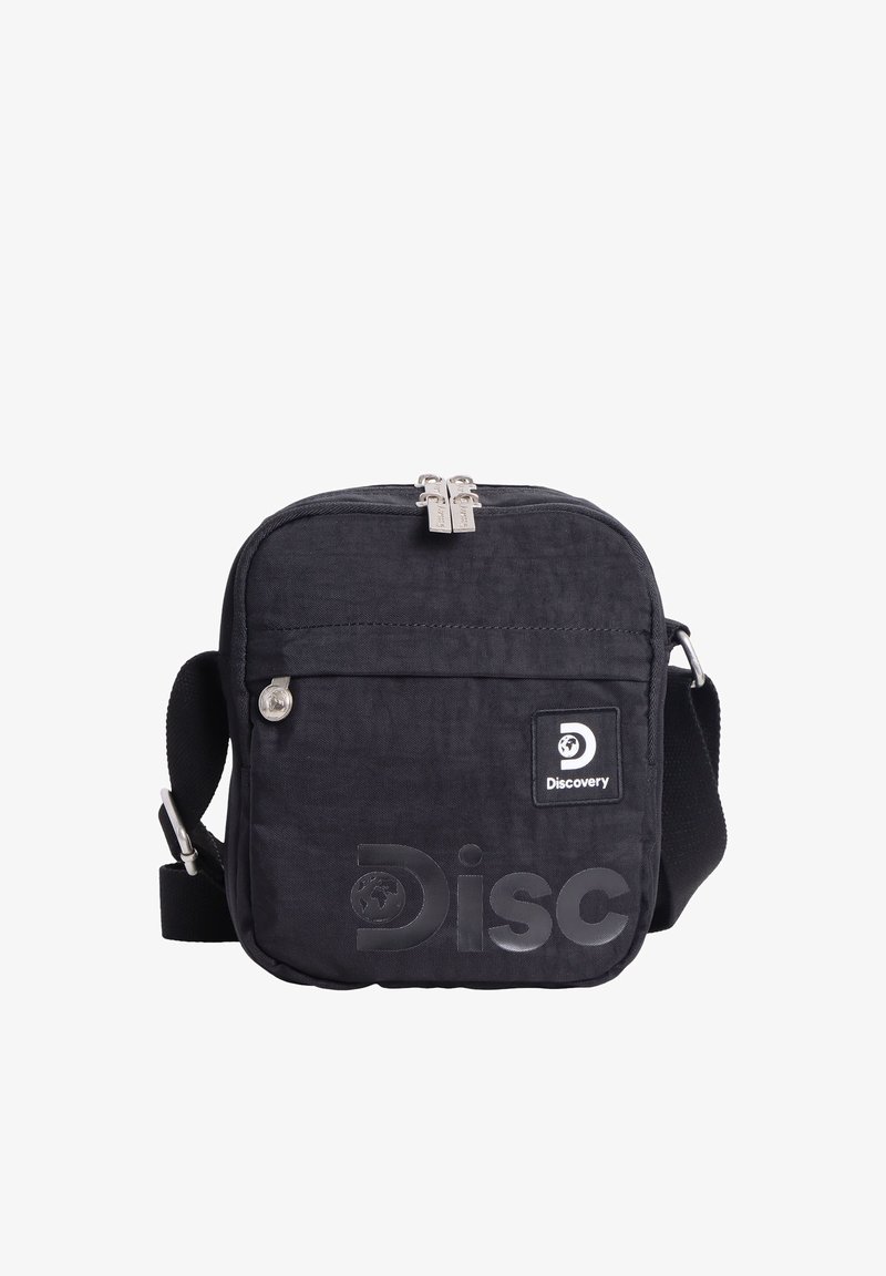 Schwarze quadratische Umhängetasche mit Reißverschlussfach vorne, verstellbarem Riemen und "Discovery"-Logo auf der Vorderseite.