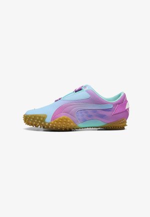 Scarpa sportiva azzurra chiaro e viola con suola marrone testurizzata e dettagli rosa, progettata per sport all'aperto o allenamento.