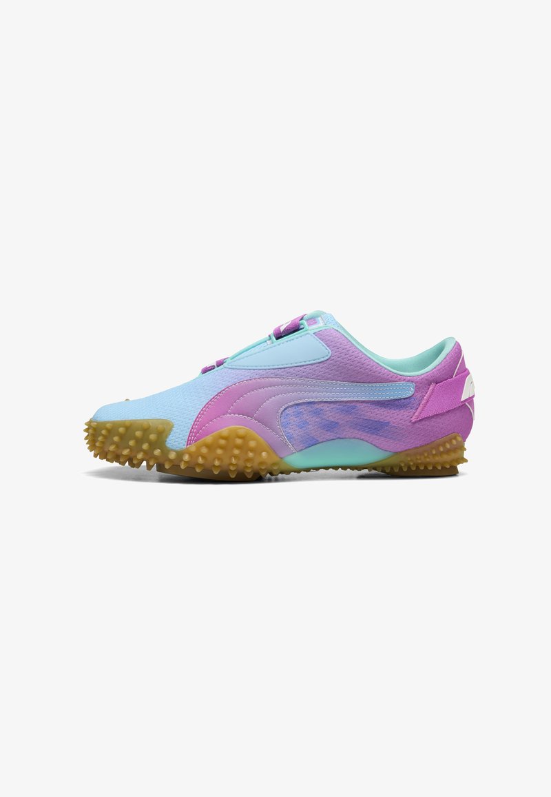 Chaussure de sport bleu clair et violet avec semelle marron texturée et détails roses, conçue pour les sports en plein air ou l'entraînement.