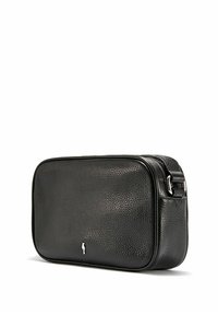 Czarna skórzana torba o teksturowanej powierzchni, prostokątnym kształcie, z zamknięciem na zamek błyskawiczny oraz srebrnym logo z przodu. W zestawie regulowany pasek.