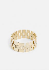 Pulsera de metal dorado que presenta eslabones rectangulares con la inscripción "CK" en secciones seleccionadas. Superficie lisa con un acabado pulido.