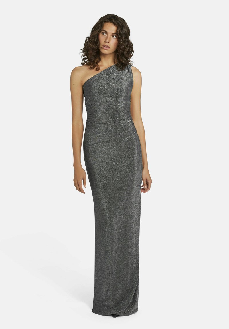 Ein schulterfreies, graues, metallisches Kleid mit geraffter Textur, bodenlanger Form und eleganter Silhouette. Verfügt über einen subtilen Schimmer.