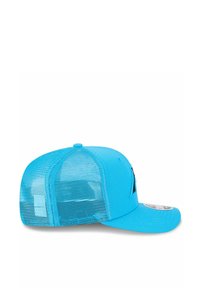Casquette bleue avec un front solide et un dos en maille. Visière incurvée. Tissu texturé avec un logo sur le panneau avant.