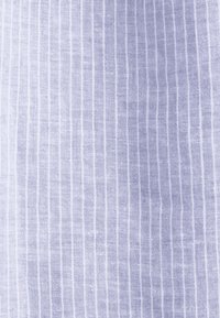 Tessuto azzurro chiaro con strisce bianche verticali. Il materiale ha una trama testurizzata, creando un aspetto sottile e traspirante.