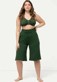 Ulla Popken WIDE-LEG FLARED BERMUDA  - Pyjamabroek - olive