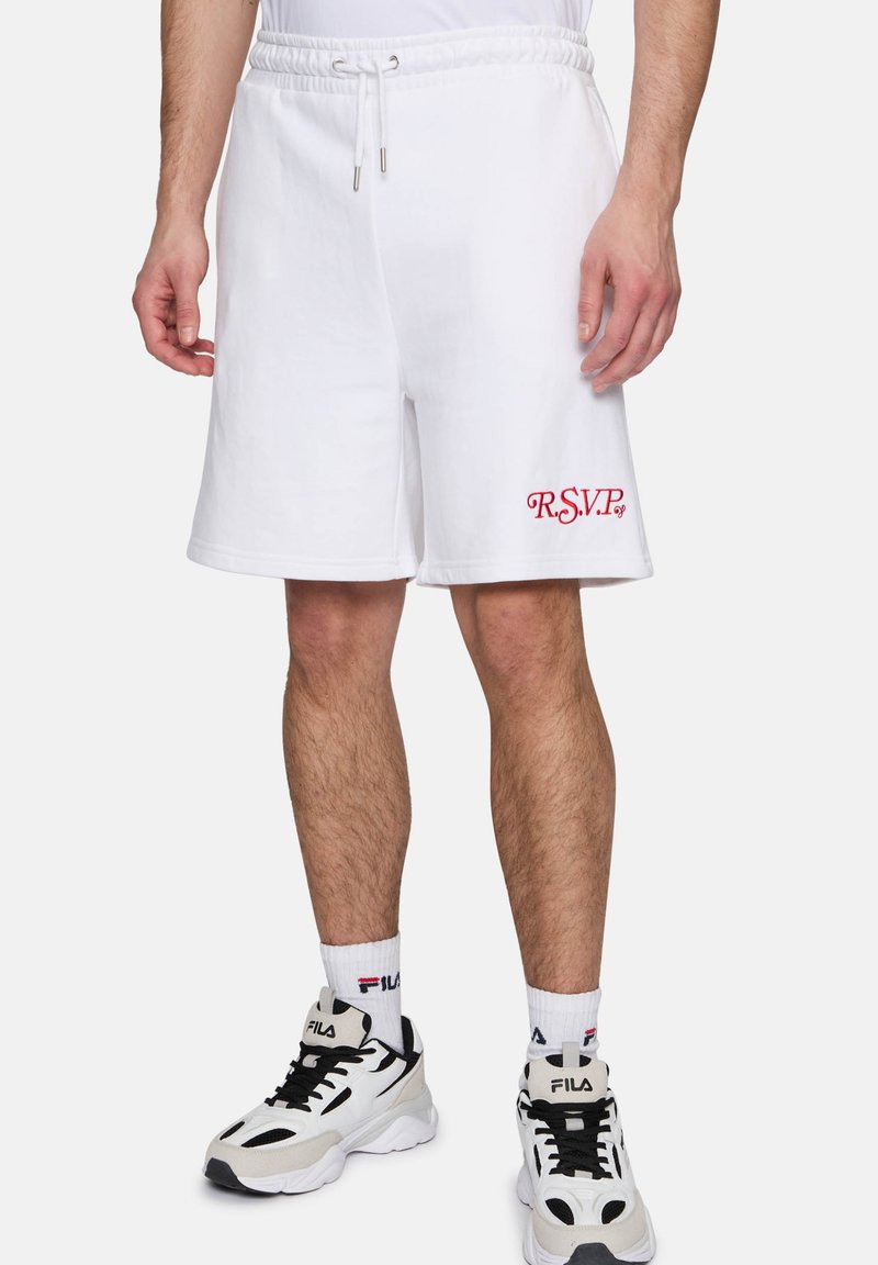 Shorts en coton blanc avec une taille à cordon et "R.S.V.P." brodé en rouge. Texture lisse et design à mi-cuisse.