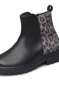 Bottine en cuir noir avec semelle à épaisse bande de roulement et panneau en tissu à imprimé léopard gris à l'arrière et boucle de tirage.