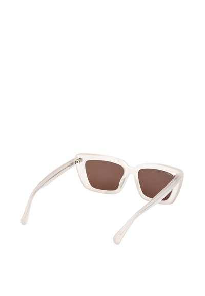 Gafas de sol de plástico transparente con forma de ojo de gato, lentes marrones y varillas delgadas y curvas. Sin marcas visibles ni elementos decorativos.