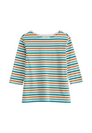 Langärmliges Hemd mit horizontalen Streifen in Türkis, Orange und Weiß und einem Bootsausschnitt vor weißem Hintergrund.