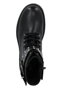 Botín de cuero negro hasta el tobillo con punta redonda, diseño con cordones, remaches plateados a lo largo de los lados y un cierre de cremallera lateral para un acceso fácil.