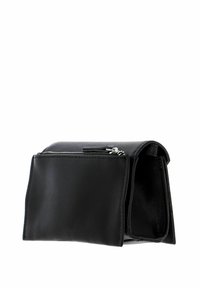 Sac à main en cuir noir texturé avec une fermeture éclair, présentant une forme rectangulaire structurée et un rabat avant pliable.