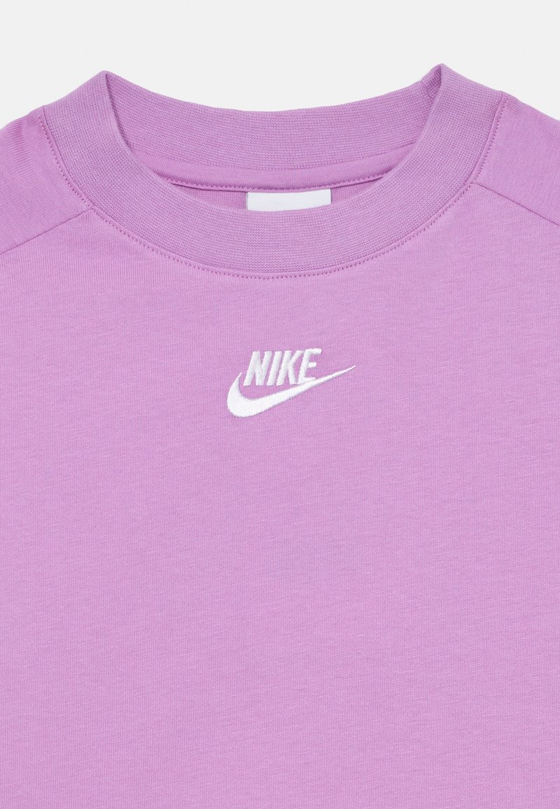 Felpa di colore viola chiaro con colletto rotondo a coste, dotata di un logo Nike ricamato bianco sul petto. Texture liscia e design casual.