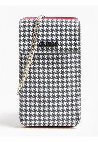 Bolso bandolera con estampado de pata de gallo en blanco y negro, con correa de cadena plateada y forro rojo. Cuenta con cierre de solapa y detalle de logo.