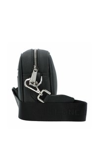 Borsa a tracolla nera in pelle con chiusura a zip, hardware argentato, forma rotonda e tracolla regolabile con marchio stampato.