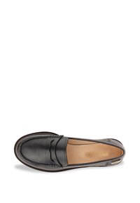 Mocassini in pelle nera con una texture liscia, caratterizzati da un design con cucitura a rilievo e un profilo basso. L'interno è beige con un sottile dettaglio di branding.