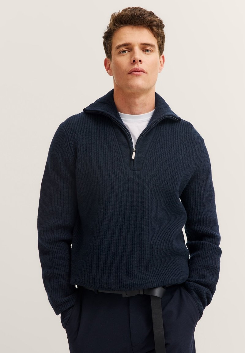 Marineblauer Rippenstrick-Pullover mit einem Halbreißverschluss-Kragen und langen Ärmeln, mit geradem Saum und strukturiertem Finish.