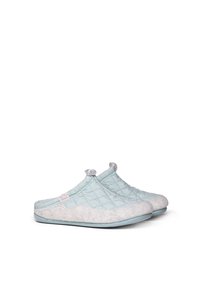 Pantofole trapuntate di colore azzurro chiaro con morbidi accenti in tessuto bianco e suole in gomma; presentano un dettaglio a loop sulla parte superiore.