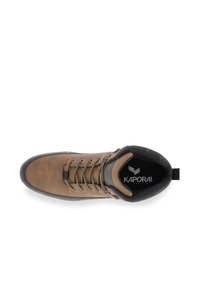 Bruna lädervandringsstövlar med svart gummitå, metallöglor och grå snören. Har en vadderad krage och ett strukturerat svart inre.