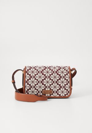 Sac bandoulière en tissu bordeaux avec un motif floral blanc, orné de cuir marron. Plaque de logo dorée et bandoulière réglable.
