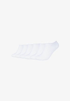 Sieben Paare schlichter weißer niedrig geschnittener Knöchelsocken, in einer Reihe auf weißem Hintergrund angeordnet.