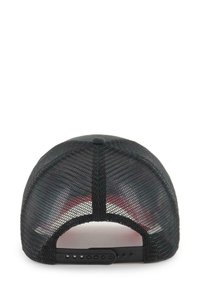 Gorra negra de malla con visera curva, correa plástica ajustable y un forro rojo visible desde el interior.