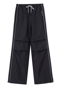 Zwarte wijde broek van lichtgewicht materiaal. Voorzien van een verstelbare taille, zijzakken, witte accentstrepen en vouwdetails.