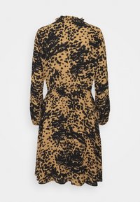 Abito a fantasia leopardata in tonalità tan e nero, con maniche lunghe, vita aderente e scollatura arricciata. Tessuto morbido con un design fluido.