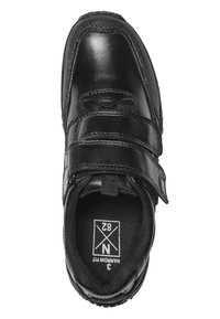 Chaussure en cuir noir avec deux sangles Velcro, bout arrondi, accents texturés et intérieur rembourré, étiquetée taille 28 et coupe étroite.