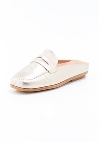 Mocassino metallico argento con punta arrotondata, in morbido materiale di pelle, suola piatta marrone e una fascia decorativa sulla tomaia.