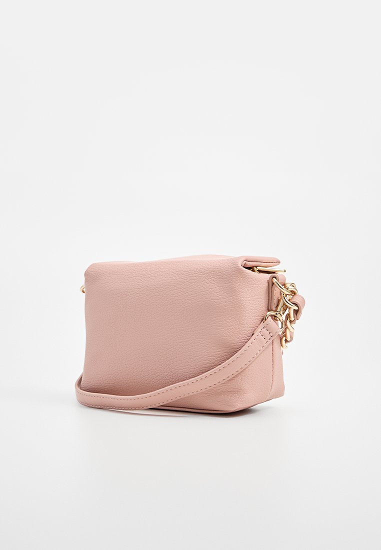 Rosafarbene Lederhandtasche mit strukturiertem Design. Verfügt über goldfarbene Hardware, einen schmalen Tragegurt und eine strukturierte Oberfläche. Kompakte Größe.