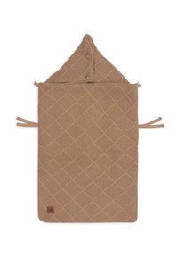 Bruin gewatteerd babydekentje met aangehechte capuchon en drukknoopjes, met een textuur van een ruitpatroon en zijstrikken op een witte achtergrond.
