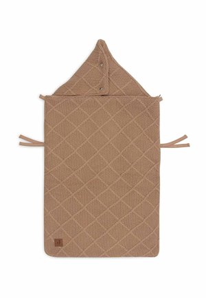 Couverture pour bébé en brun matelassé avec capuche attachée et boutons-pression, présentant un motif de losanges texturé et des liens sur les côtés, sur fond blanc.