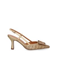 Zapato slingback de punta con un tejido dorado texturizado y un centro decorativo, con un tacón de altura media y una delgada correa ajustable.