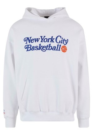 Baltie džemperis ar kapuci, kurā ir zilā izšuvuma uzraksts "New York City Basketball" un oranža basketbola ikona. Tam ir priekšējā kabata un ribināti aproces.