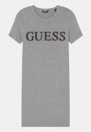 Robe en maille grise à manches courtes avec bords côtelés et « GUESS » écrit en lettres cloutées noires sur la poitrine.