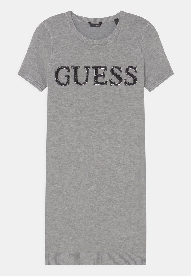Robe en maille grise à manches courtes avec bords côtelés et « GUESS » écrit en lettres cloutées noires sur la poitrine.