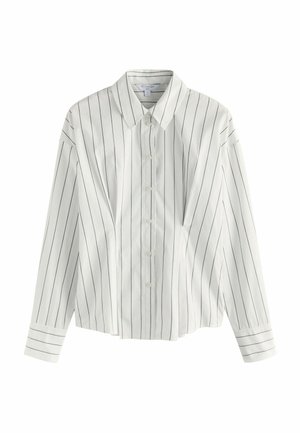 Weißes Langarm-Hemd mit schwarzen vertikalen Nadelstreifen und spitzem Kragen, dargestellt auf weißem Hintergrund.