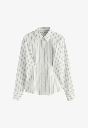 Valge triiksärk, millel on mustad vertikaalsed triibud, pika varrukaga ja terava kraega, esitletud täiesti valgel taustal.