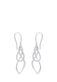 Orecchini a pendente in argento con anelli intrecciati, uno liscio e uno decorato con piccole pietre trasparenti, sospesi da ganci curvi.