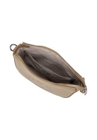 Beige læder clutch med lynlåslukning, glat tekstur og inderlommer. Accentueret med en metallisk detalje på fronten.