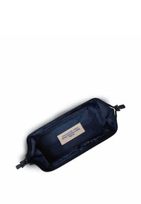 Marineblauwe ritsvak met een gladde buitenkant en een textuur binnenkant. De binnenkant heeft een stoffen label met bedrukte tekst. Compacte en rechthoekige vorm.