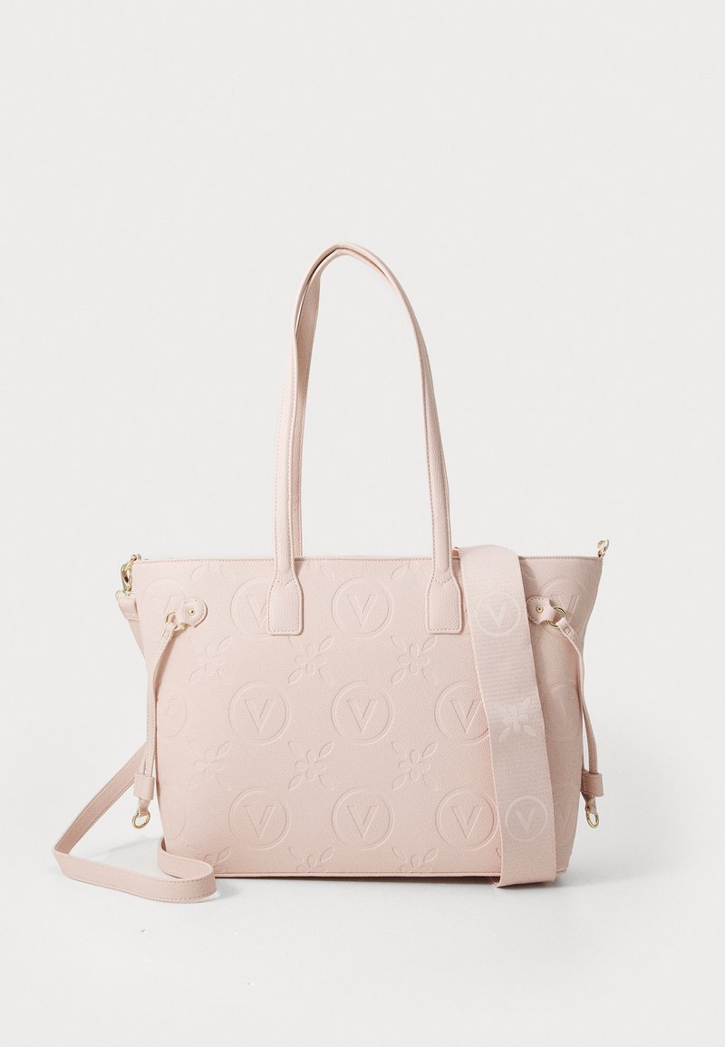 Saco tote rosa claro feito de material texturizado com logótipo em relevo e padrões florais. Apresenta duas alças e uma alça de ombro removível.
