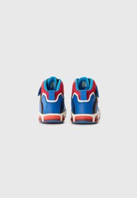 Hoge kindersneakers in blauw, rood en wit. Voorzien van synthetisch materiaal, klittenbandsluiting, gevoerde kraag en textuurelementen.