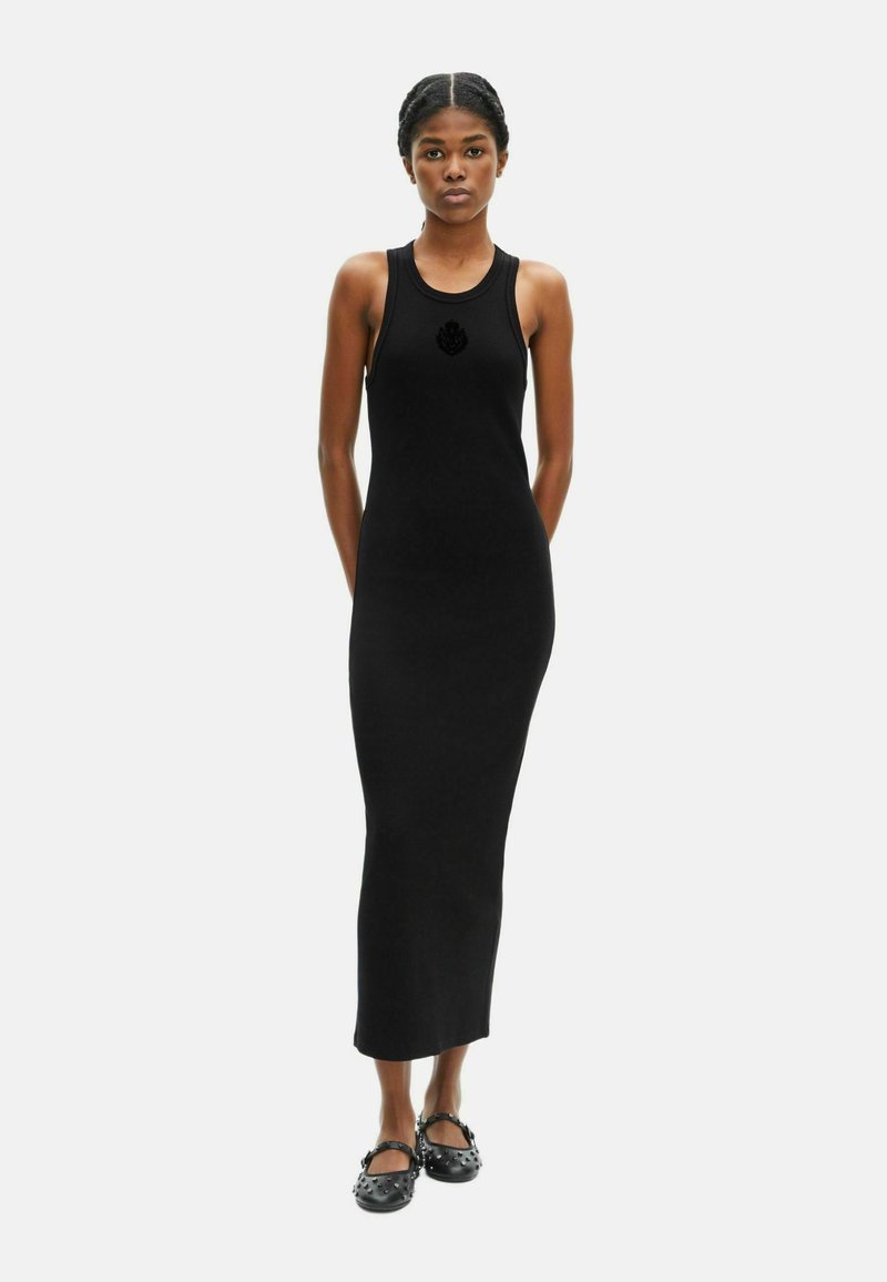 Robe maxi sans manche en tricot noir au silouhette ajustée, avec un col rond et un logo brodé sur la poitrine.