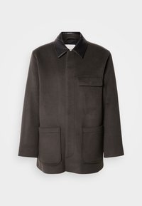 Σκούρο γκρι παλτό από μείγμα μαλλιού, με ψεύτικο μαύρο δερμάτινο γιακά, δύο μπροστινές τσέπες και μία τσέπη στο στήθος.