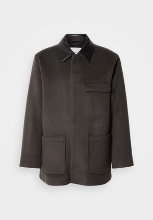 Abrigo gris oscuro hecho de mezcla de lana, con un cuello de polipiel negro, dos bolsillos delanteros y un solo bolsillo en el pecho.