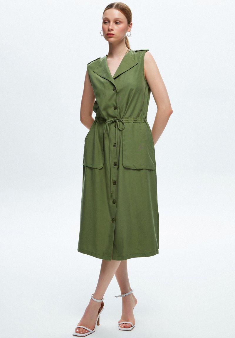 adL FRONT BUTTONED SLEEVELESS - Blousejurk - green