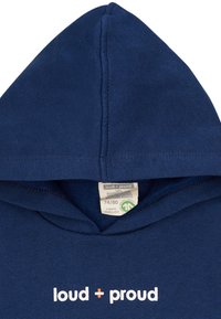 Felpa di cotone blu navy con cappuccio abbinato, con la scritta "loud + proud" in bianco sulla parte anteriore e un'etichetta che indica il materiale biologico.