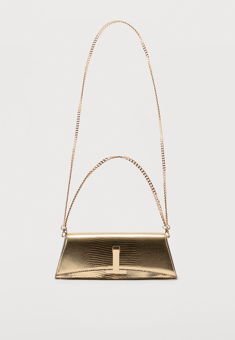 Rechteckige metalen handtas in goudkleur met een textuurpatroon, een sluiting aan de voorkant en een lange ketting schouderriem tegen een witte achtergrond.